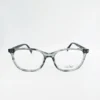 1-24.webp Lente oftálmico Cloé de transparencia gris con varillas estampadas.
