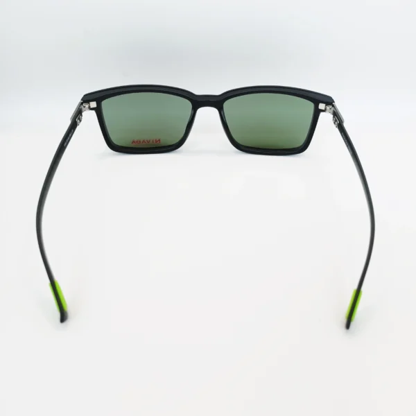 3-61.webp Lentes de sol Nivada color negro y detalles plateados con verde.